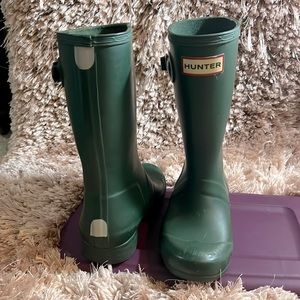 I am selling Green hunter boots.